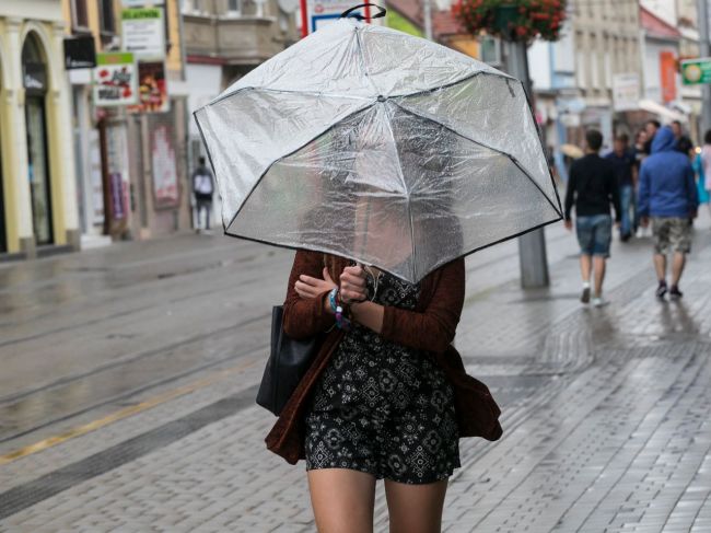Západné Slovensko môžu v noci opäť potrápiť búrky