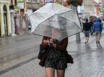 Západné Slovensko môžu v noci opäť potrápiť búrky