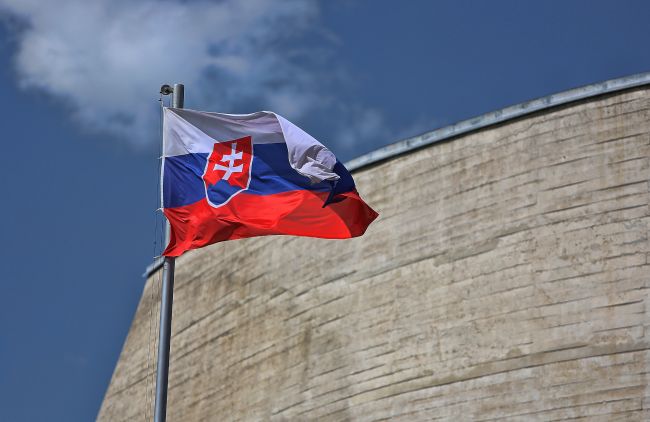 ĽSNS chce viac chrániť štátne symboly, navrhuje nový trestný čin