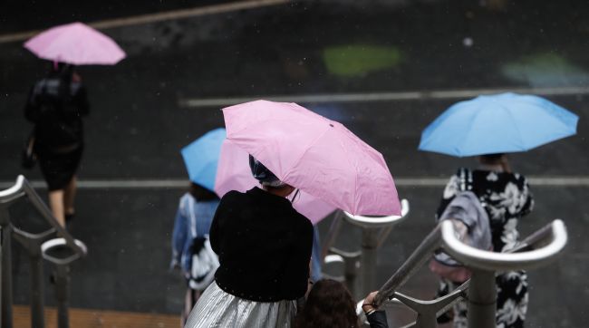 V niektorých okresoch silnejú búrky, meteorológovia varujú aj pred povodňami