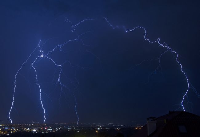 SHMÚ pre okres Košice-okolie vyhlásil najvyšší stupeň výstrahy pred búrkami