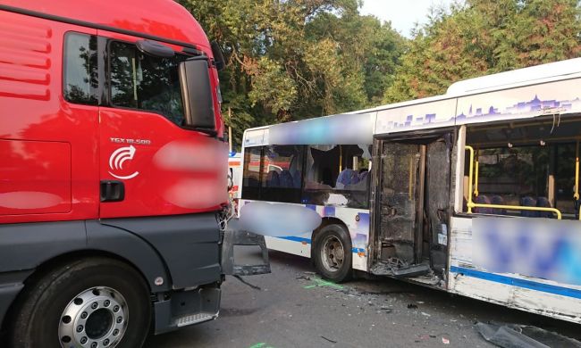 Pri zrážke kamióna so školským autobusom sa zranilo 17 detí