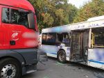 Pri zrážke kamióna so školským autobusom sa zranilo 17 detí