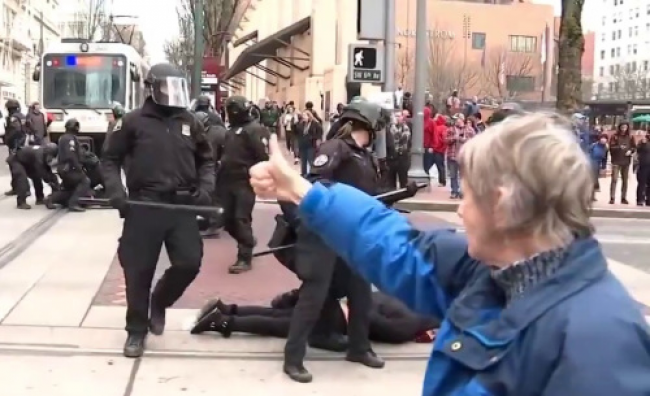 Video: Takto zakročila polícia proti anarchistom. Okoloidúci im tlieskali