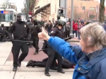 Video: Takto zakročila polícia proti anarchistom. Okoloidúci im tlieskali