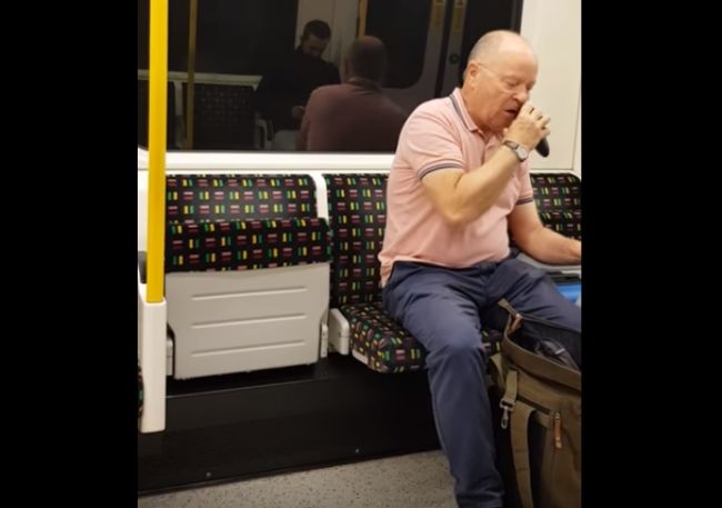 Video: Muž sa ráno nestihol pripraviť doma, a tak hygienu vykonal vo vlaku