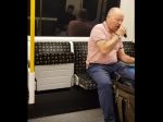 Video: Muž sa ráno nestihol pripraviť doma, a tak hygienu vykonal vo vlaku