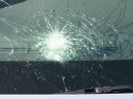 Motorista zbadal na skle pavúka, auto skončilo na streche
