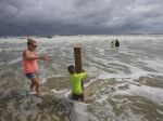 Búrka Gordon zasiahla pobrežie USA, jedno dieťa zahynulo pod spadnutým stromom