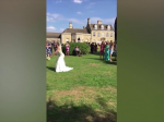 Video: Žena chytila na svadbe kyticu. Reakcia jej priateľa baví celý svet