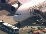 Video: Cestujúci v lietadle Emirates zrejme ochoreli, na palube bol aj známy rapper