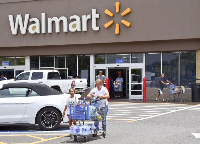 Pobaltské štáty vyzvali Walmart prestať predávať odevy so sovietskou symbolikou