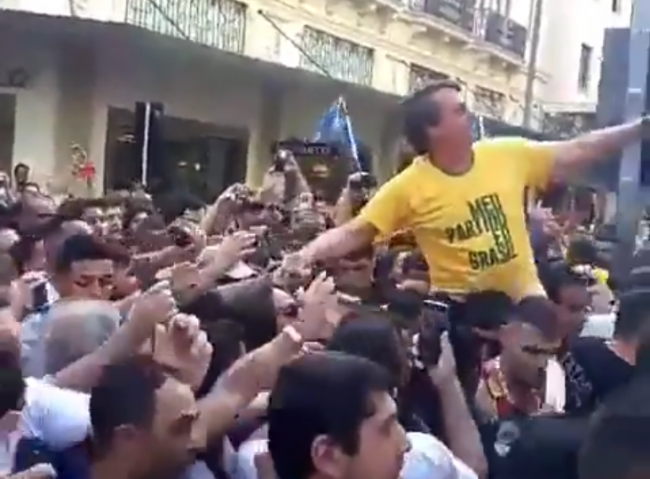 Video: Brazílsky prezidentský kandidát je po útoku nožom vo vážnom stave