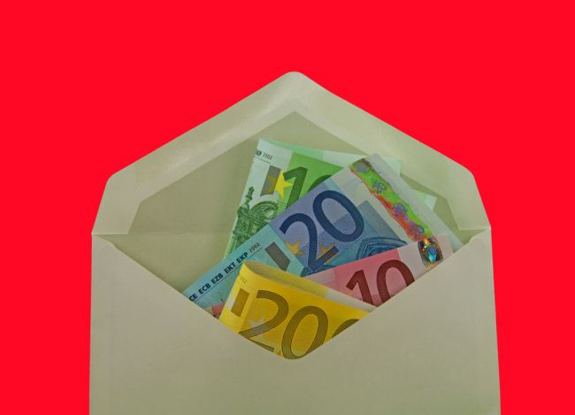 V Mannheime ktosi vhadzuje do poštových schránok obálky s bankovkami