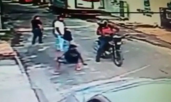 Video: Muž na motorke sa ich snažil okradnúť, vytasili naňho obrovskú zbraň