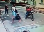 Video: Muž na motorke sa ich snažil okradnúť, vytasili naňho obrovskú zbraň
