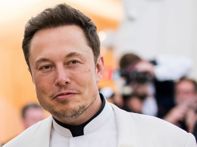 Musk pre plán stiahnuť akcie Tesly z burzy čelí žalobám investorov