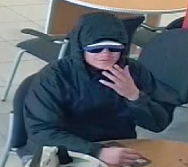 Polícia pátra po osobe, ktorá môže pomôcť vyriešiť podvod v ružomberskej banke