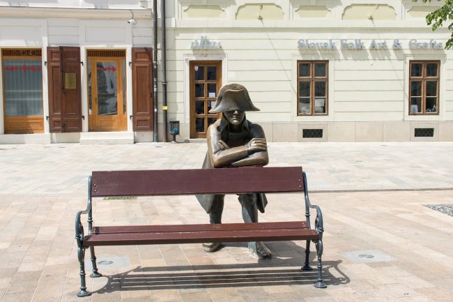 Foto: Vandali zaútočili na sochu napoleonského vojaka na bratislavskom Hlavnom námestí