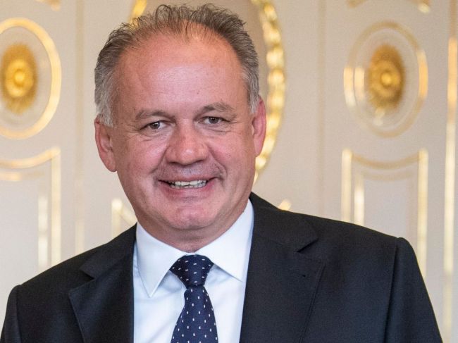 Prezident prerozdelil júlový plat medzi desať rodín