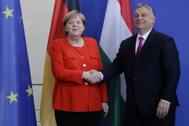 Orbán varoval pred Macronom; záchranu EPP vidí v Merkelovej