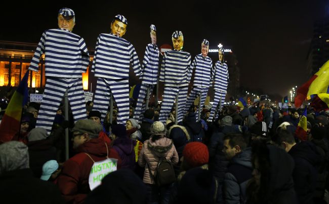 Rumuni mesiac po násilnej demonštrácii protestovali proti korupcii
