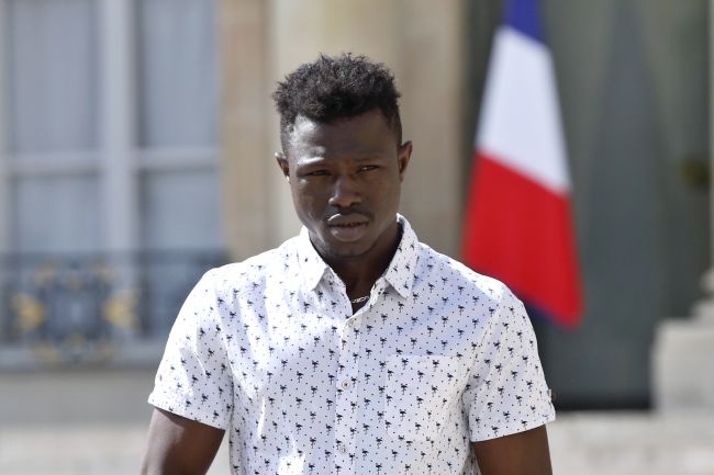 Imigrant, ktorý zachránil dieťa z balkóna, dostal vo Francúzsku štátne občianstvo