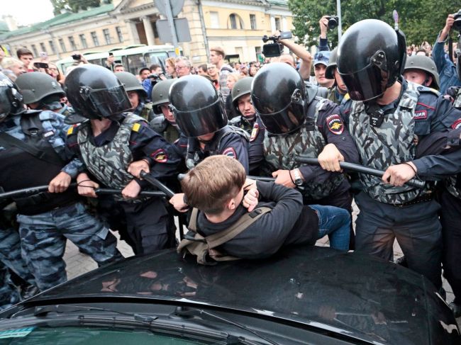 Mladí Rusi preberajú vedúcu úlohu na protestoch proti Putinovi