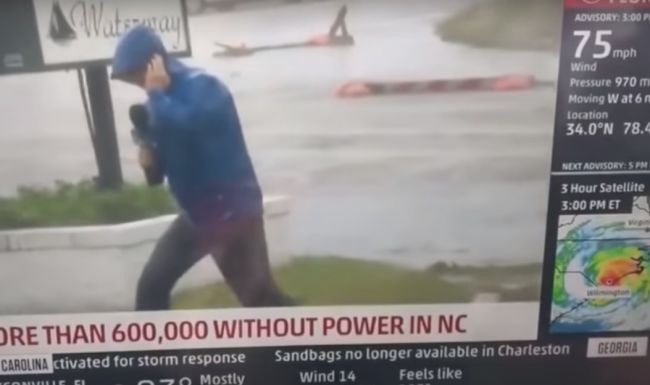 Video: Reportér počasia sa zmietal vo víre hurikánu. To, že zavádza, odhalili okoloidúci