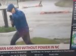 Video: Reportér počasia sa zmietal vo víre hurikánu. To, že zavádza, odhalili okoloidúci
