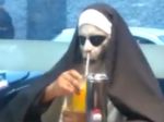 Video: Hororová mníška sa prišla navečerať do reštaurácie. Takýto trapas nečakala!
