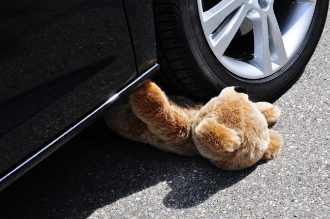 Na priechode pre chodcov zrazilo auto muža s 5-ročnou dcérou