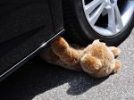 Na priechode pre chodcov zrazilo auto muža s 5-ročnou dcérou