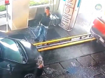 Video: Zamestnanec autoumyvárky sa zasekol medzi vozidlami