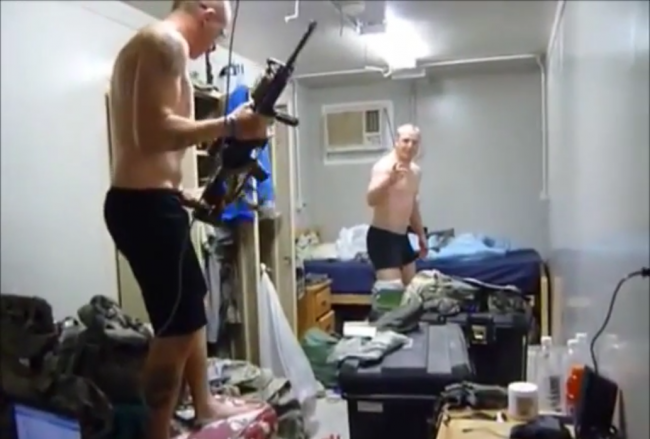 Video: Toto sa stane, keď vojaci nájdu v izbe obrovského pavúka