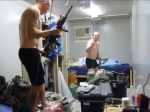 Video: Toto sa stane, keď vojaci nájdu v izbe obrovského pavúka