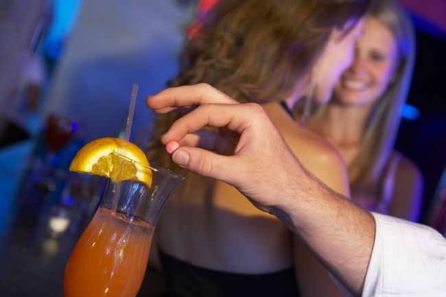 Takto zistíte, či vám niekto v bare alebo na diskotéke otrávil pitie