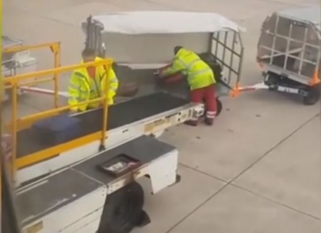 Video znechuteného zákazníka odhaľuje šokujúce praktiky s batožinou na letisku