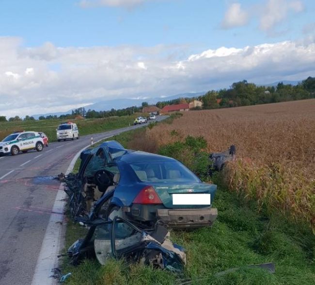 Čelná zrážka dvoch osobných áut sa skončila tragicky