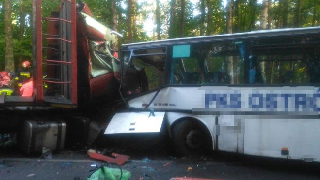 Kamión narazil do autobusu s deťmi, zahynuli dve osoby