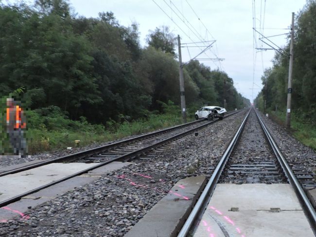 V katastri obce Borský Sv. Jur prišlo k zrážke osobného auta s vlakom