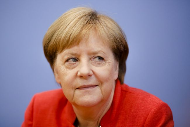 Merkelová nechce novými limitmi na CO2 vyhnať automobilky z Európy