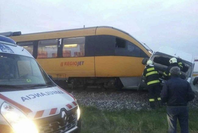 Na železničnom priecestí sa zrazil vlak RegioJet s osobným autom