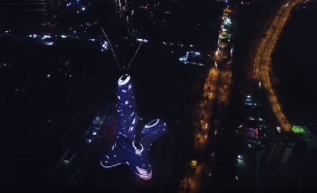 Video: Z tohto mrakodrapu sa smeje celý svet. Pobavil najmä po ohňostroji