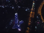 Video: Z tohto mrakodrapu sa smeje celý svet. Pobavil najmä po ohňostroji