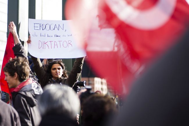 V Berlíne sa koná jedna z najväčších demonštrácií proti Erdoganovi