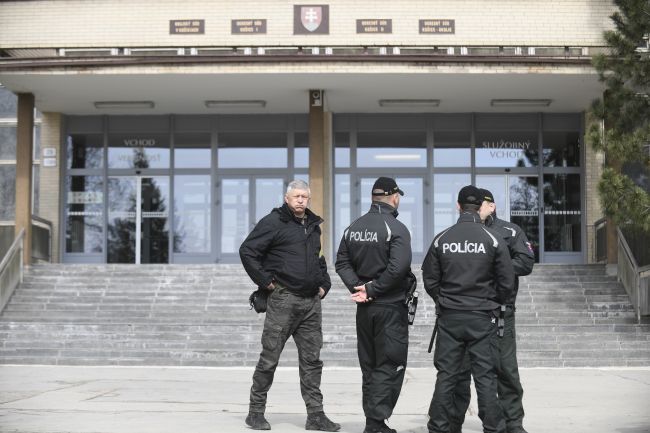 Polícia preveruje bombovú hrozbu v budove súdov