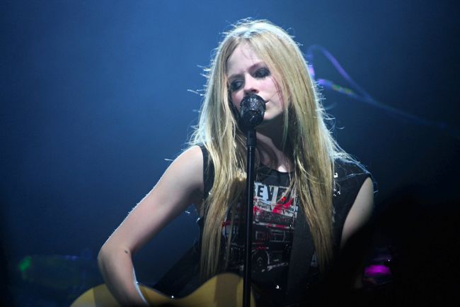 Avril Lavigne sa vracia na scénu s novým singlom Head Above Water