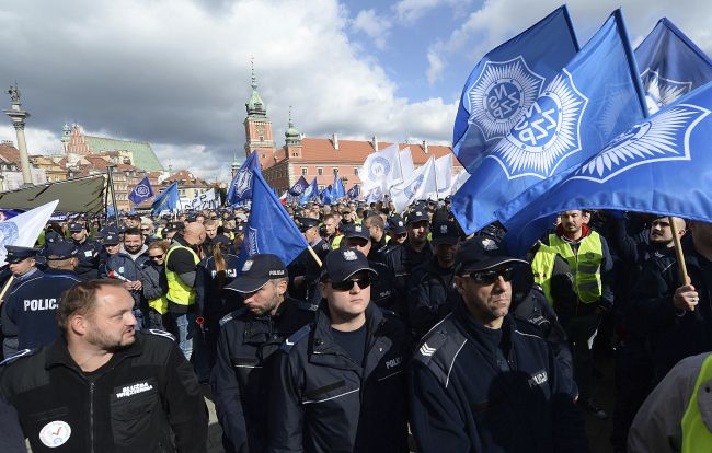 V Poľsku za vyššie platy pochodovali tisíce policajtov i hasičov