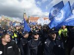 V Poľsku za vyššie platy pochodovali tisíce policajtov i hasičov